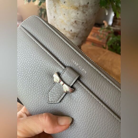 Free with purchase 🛍️Anne Klein” wallet - Picture 3 of 6